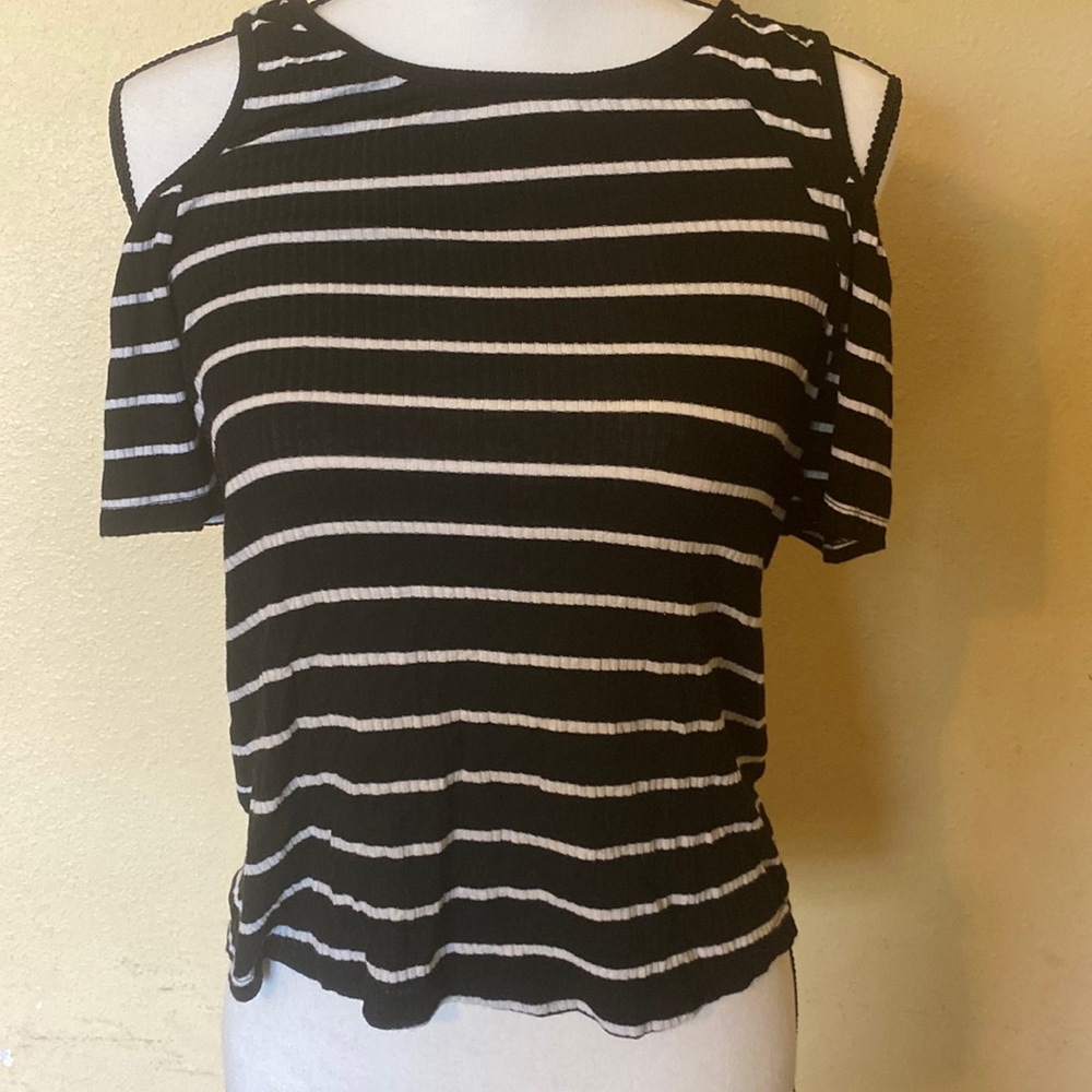Size M Mossimo cold shoulder top